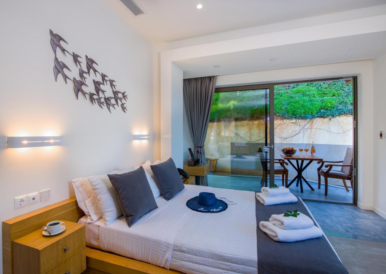 Lilium Luxury Suites Agia Marina Екстериор снимка