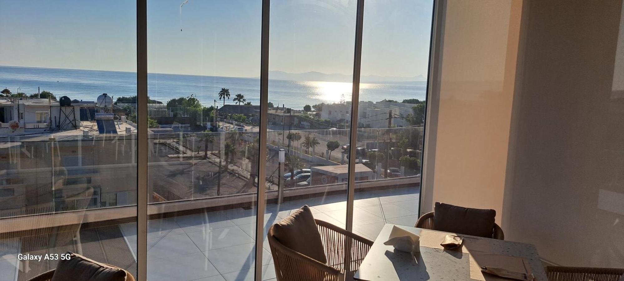 Lilium Luxury Suites Agia Marina Екстериор снимка